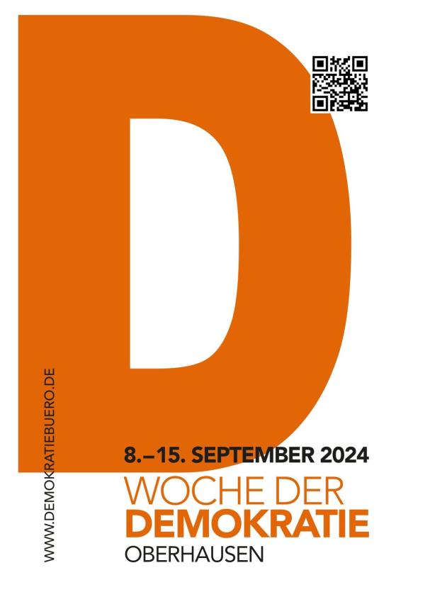 Großes oranges D mit QR-Code und Schriftzug "Woche der Demokratie"