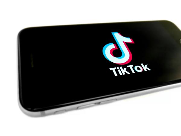 Handybildschirm mit TikTok-Logo