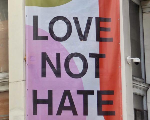 Schriftzug LOVE NOT HATE