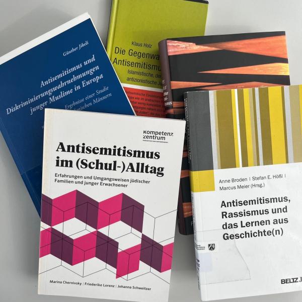 Stapel Bücher zum Thema Antisemitismus