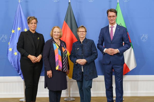 Foto mit Mona Neubaur, Sabine Leutheusser-Schnarrenberger, Sylvia Löhrmann und Hendrik Wüst