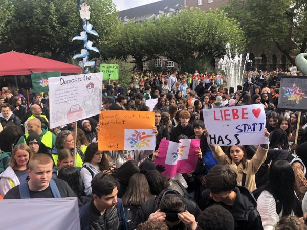 Bild einer Schülerdemo mit Plakaten