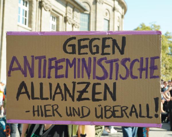 Protestplakat "Gegen antifeministische Allianzen - hier und überall"