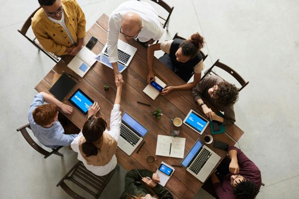 Bild einer Gruppe am Tisch mit Laptops aus der Vogelperspekvtive