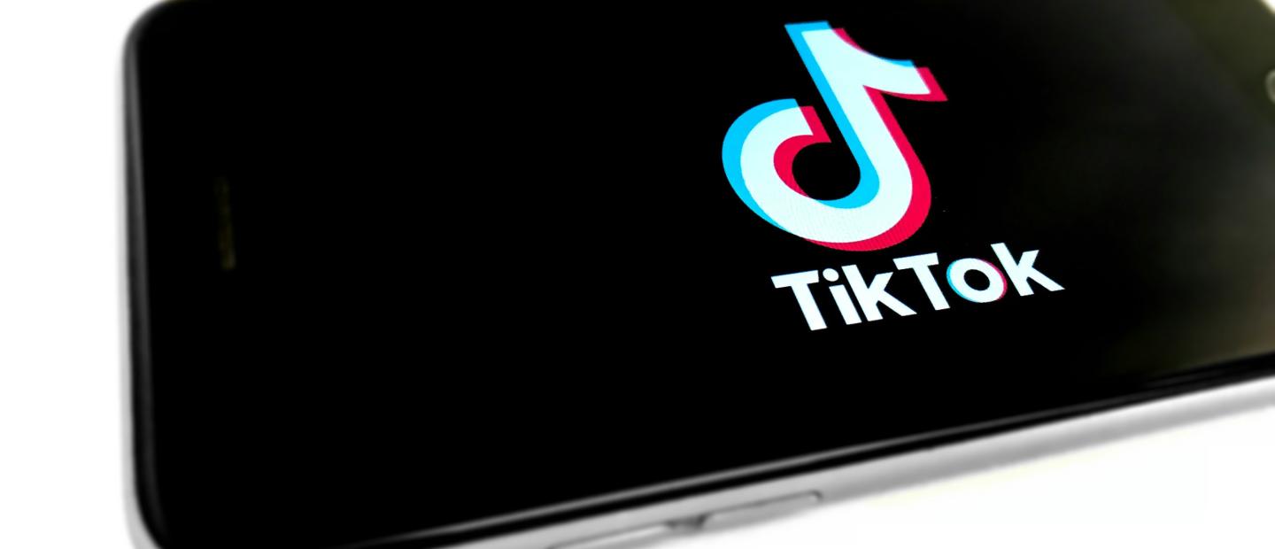 Handybildschirm mit TikTok-Logo